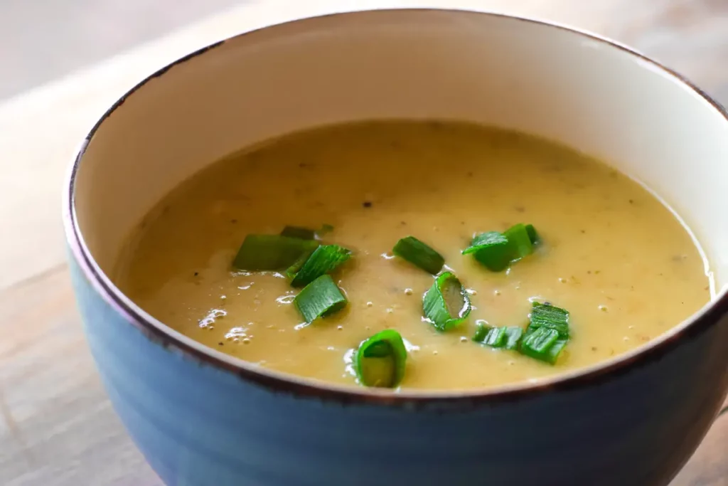 Soupe de poireaux, patates douces et curcuma : la recette Healthy parfaite en novembre