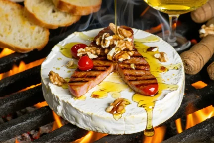 Camembert rôti au barbecue, miel et noix : l’apéro gourmand qui fait craquer