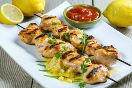 Recette des brochettes de poulet au yaourt, citron et ail des ours