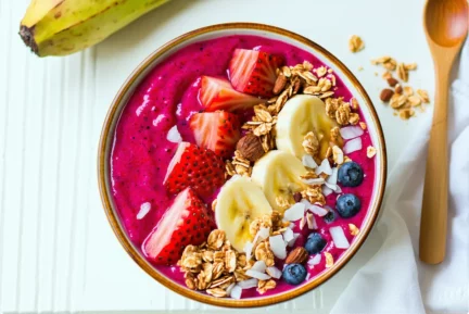 Smoothie bowl rhubarbe-banane et granola maison