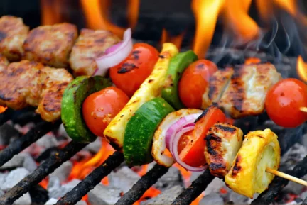 10 idées de brochettes originales pour un barbecue réussi entre amis