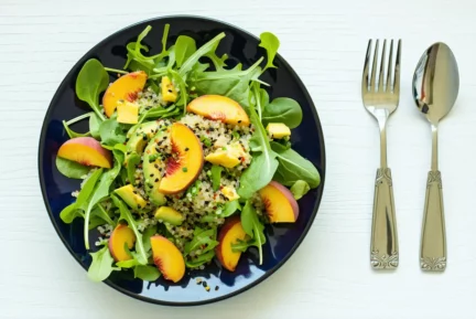 Salade de quinoa pêches-avocat : le plat complet qui booste votre énergie en été