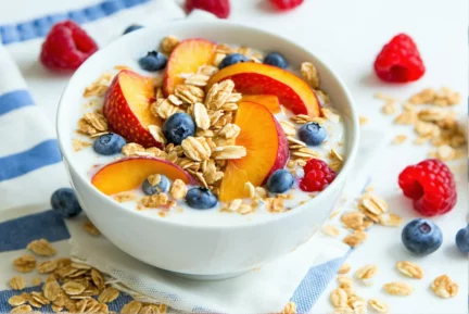 Bol de yaourt grec maison aux fruits et muesli croustillant – un petit-déjeuner sain et prêt en 5 minutes