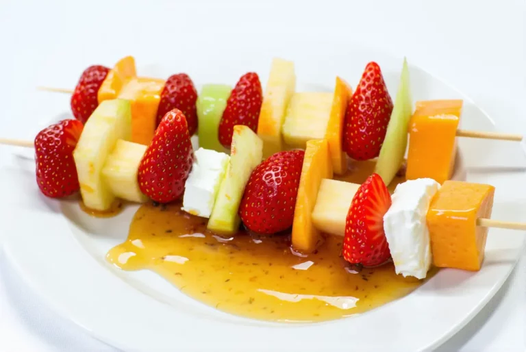 Brochettes de fruits frais avec sauce yaourt au miel – activité gourmande à faire avec les enfants