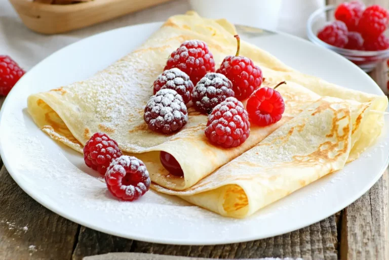 Crêpes légères au yaourt nature et fruits rouges – recette rapide et conviviale pour les matins en famille
