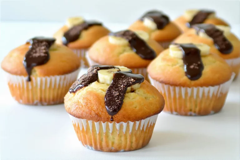 Mini muffins à la banane et aux pépites de chocolat – moelleux, sans sucre raffiné, pour petits-déjeuners ou goûters